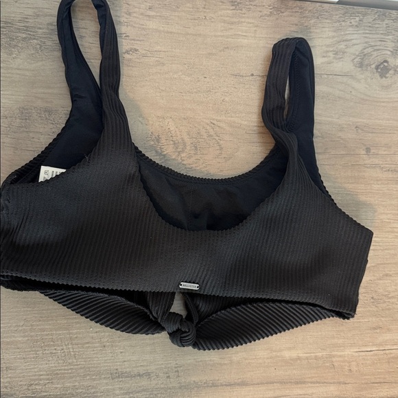 💚 Hollister | Black Ribbed Scoop Neck Swim Top - Knotted front detail - medium - Picture 6 of 6